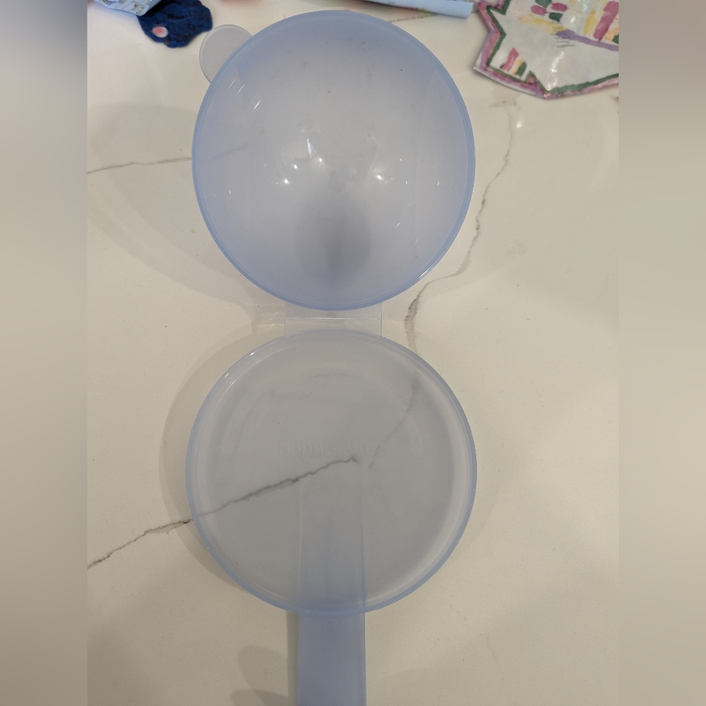 Tupperware onion keeper. EUC - Picture 2 of 4